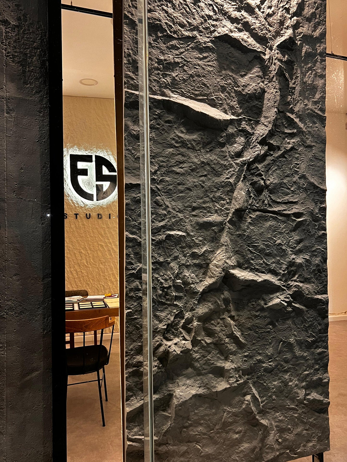 חיפוי דימוי סלע דגם LAVA – מראה טבעי, גולמי ומדויק